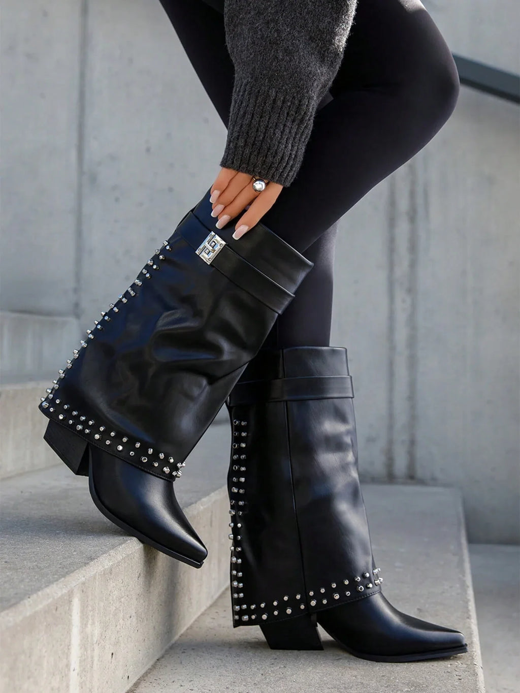 Trindade | Botas western de tacón bajo con correa decorativa y tachuelas metálicas de fantasía