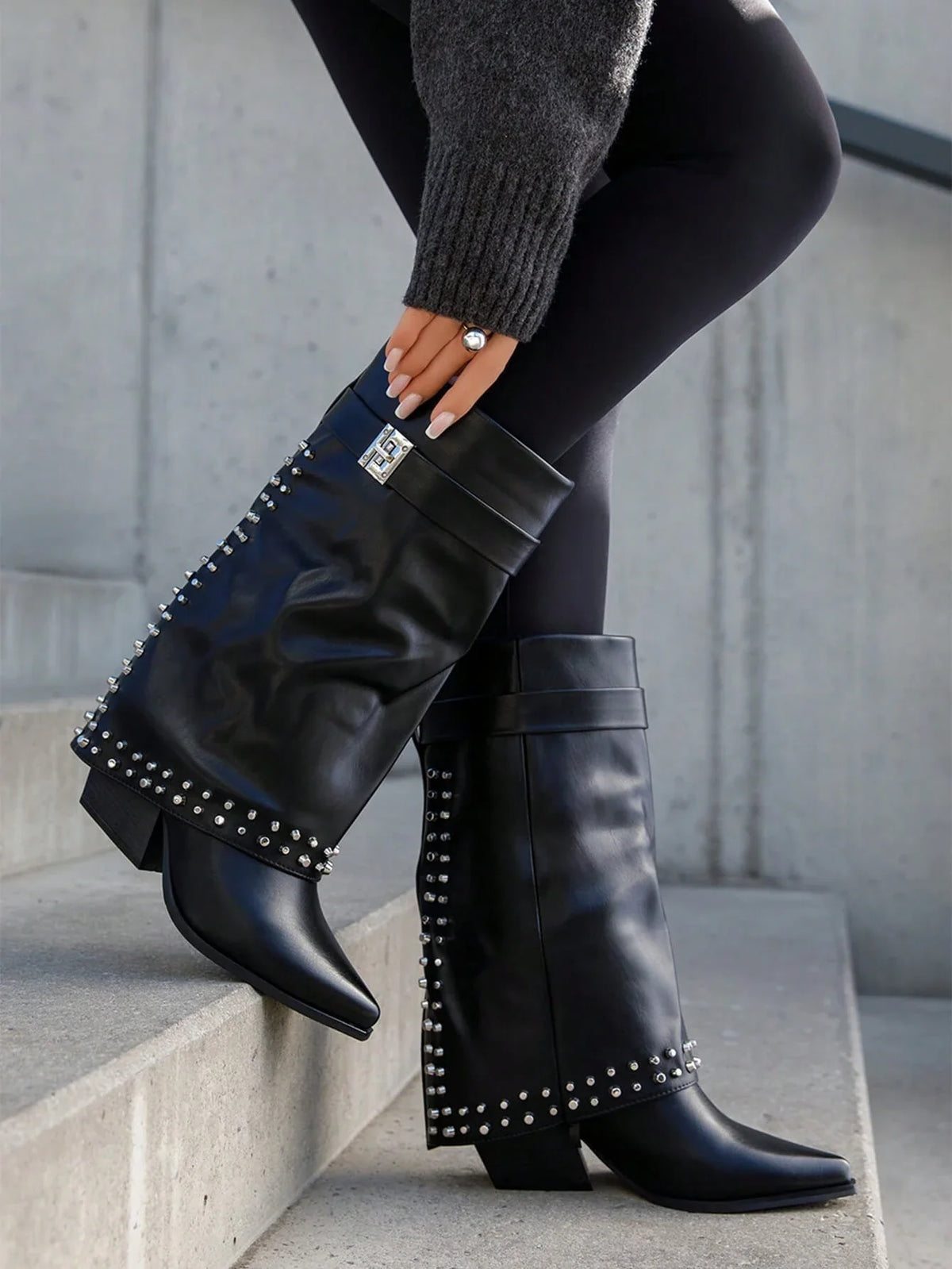 Trindade | Botas western de tacón bajo con correa decorativa y tachuelas metálicas de fantasía