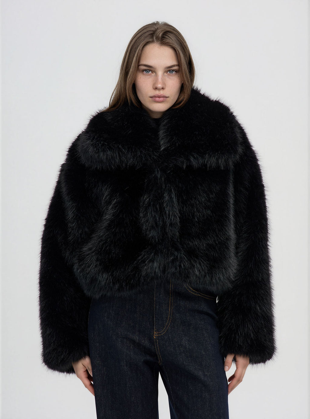 Chaqueta Corta con Cuello Efecto Pelo Largo Negro