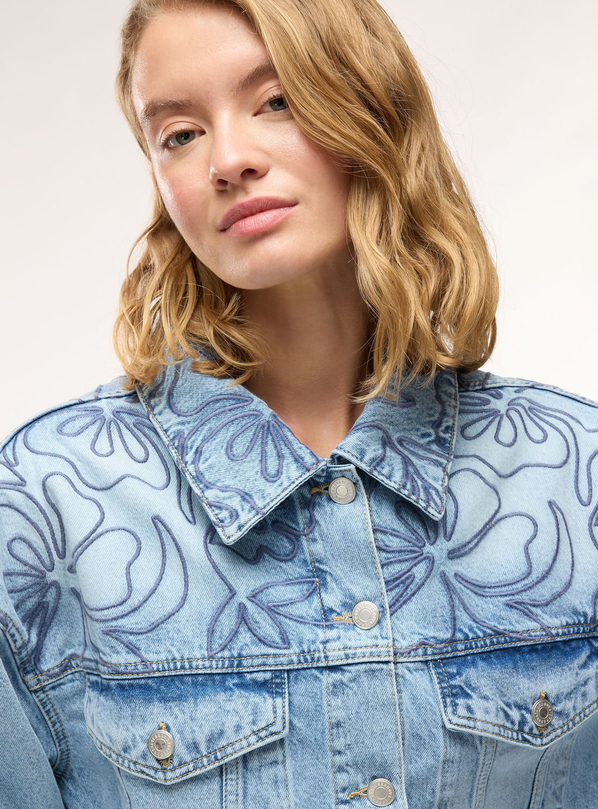 Chaqueta Vaquera con Bordado Floral Azul Medio