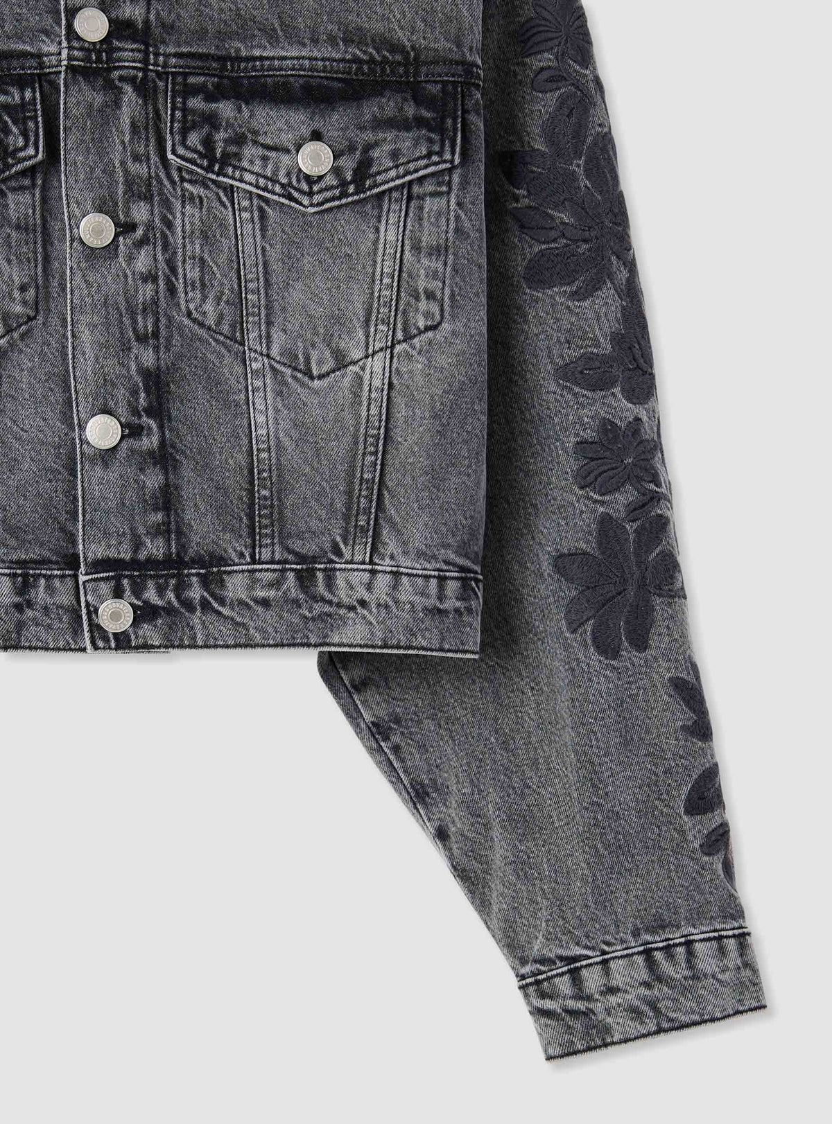 Chaqueta Vaquera Corta con Bordado Floral Azul Claro