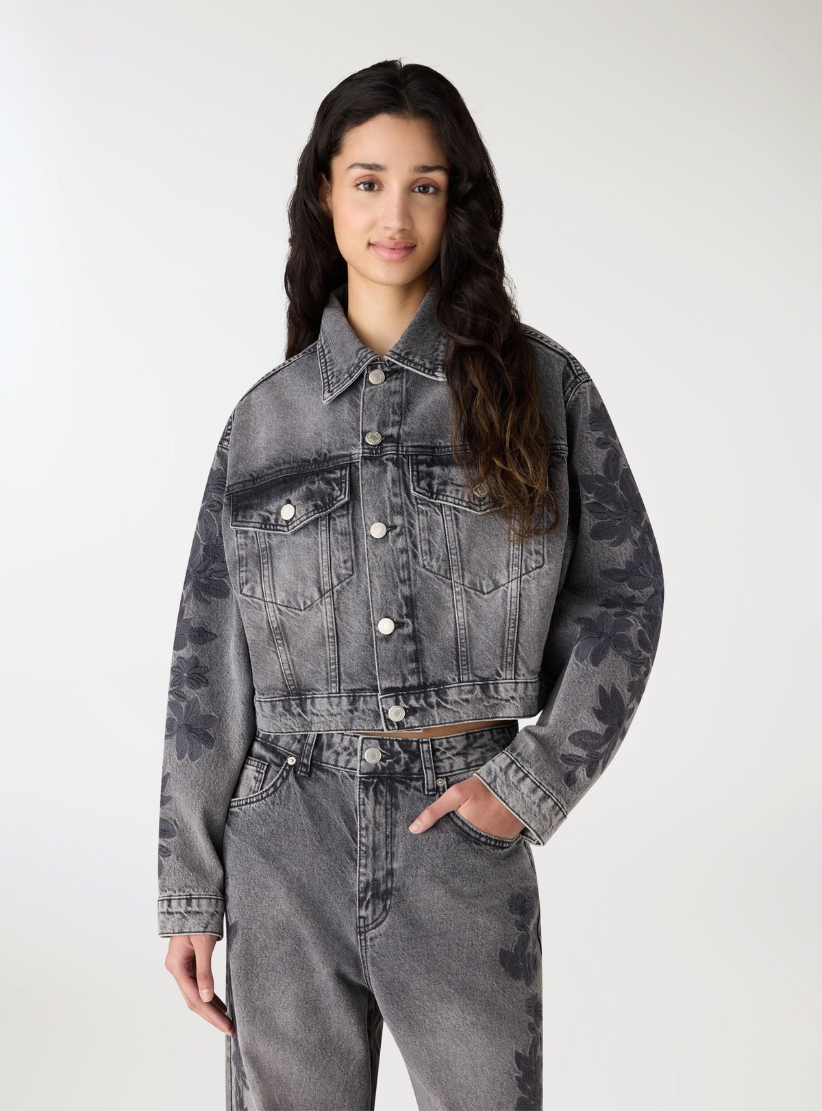 Chaqueta Vaquera Corta con Bordado Floral Azul Claro