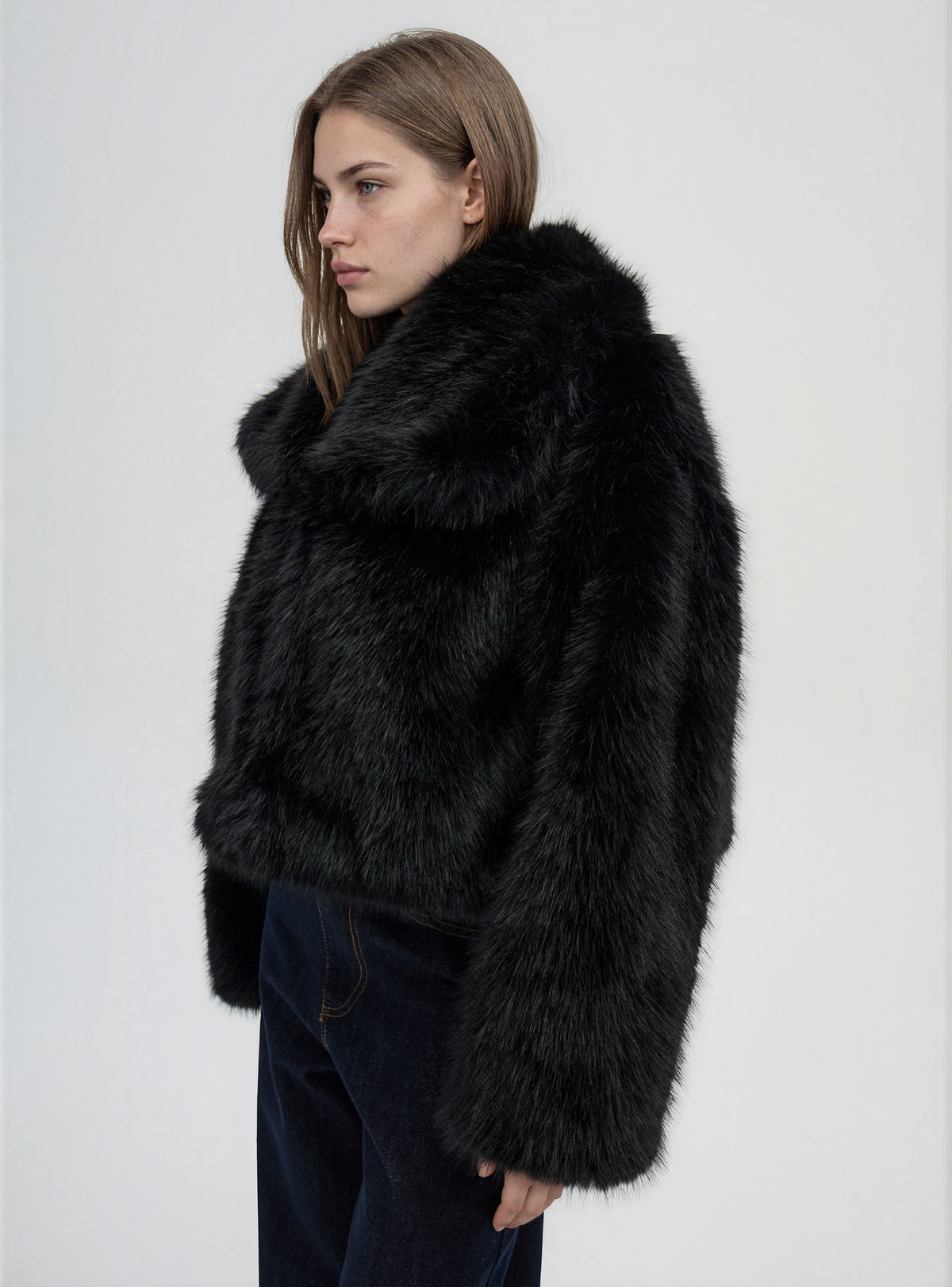 Chaqueta Corta con Cuello Efecto Pelo Largo Negro