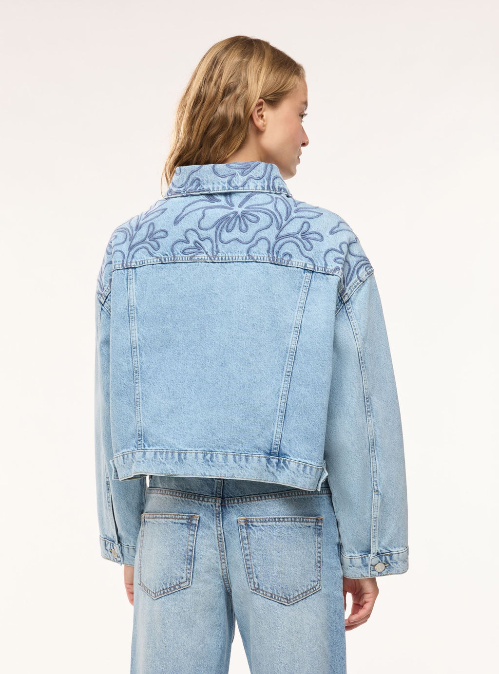 Chaqueta Vaquera con Bordado Floral Azul Medio