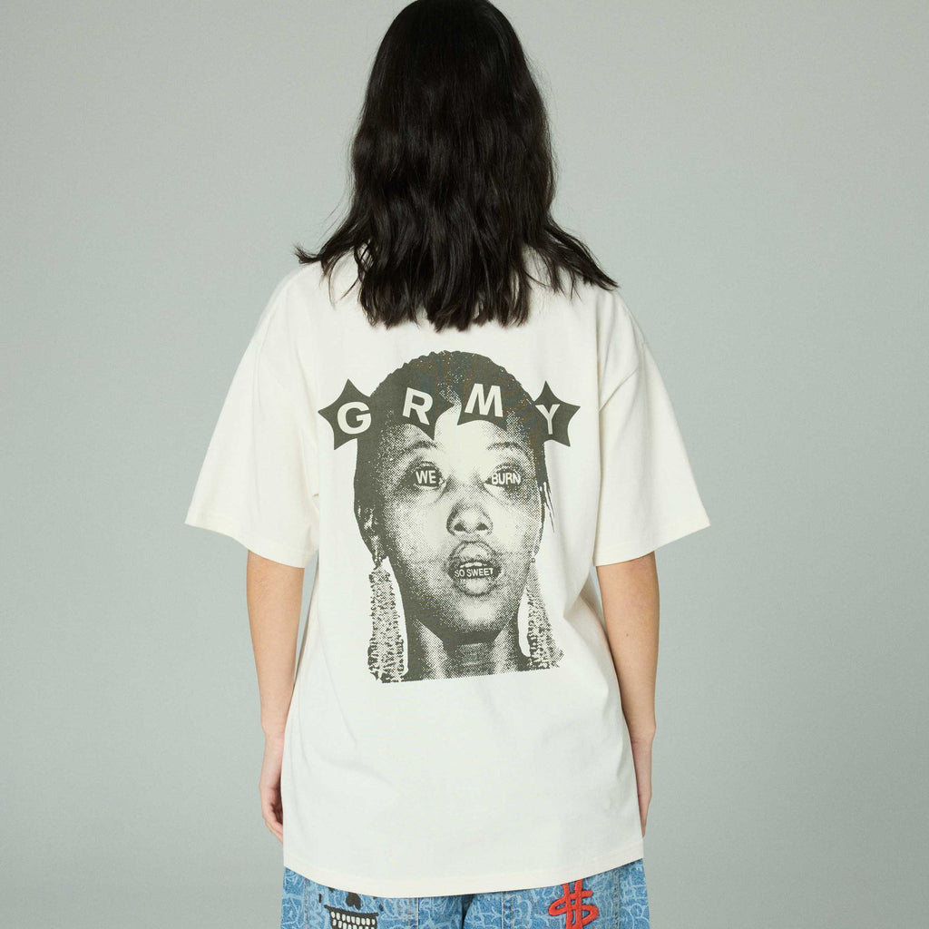 Camiseta The We Burn Sweet Classic Fit Blanco Roto