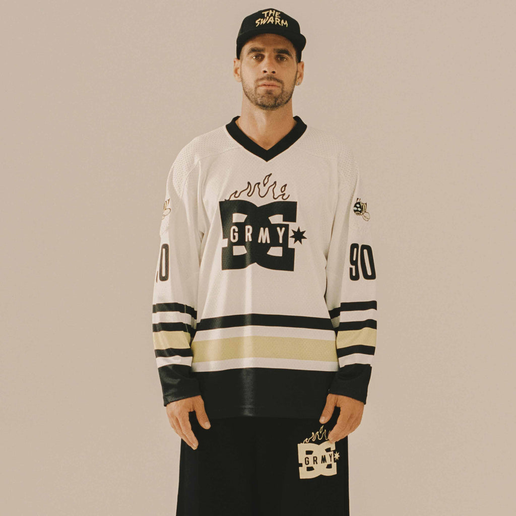 Camiseta Hockey The Swarm DC Shoes x Grimey Blanco Roto