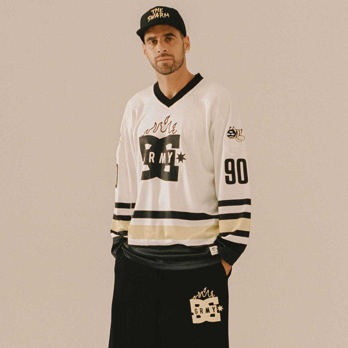 Camiseta Hockey The Swarm DC Shoes x Grimey Blanco Roto