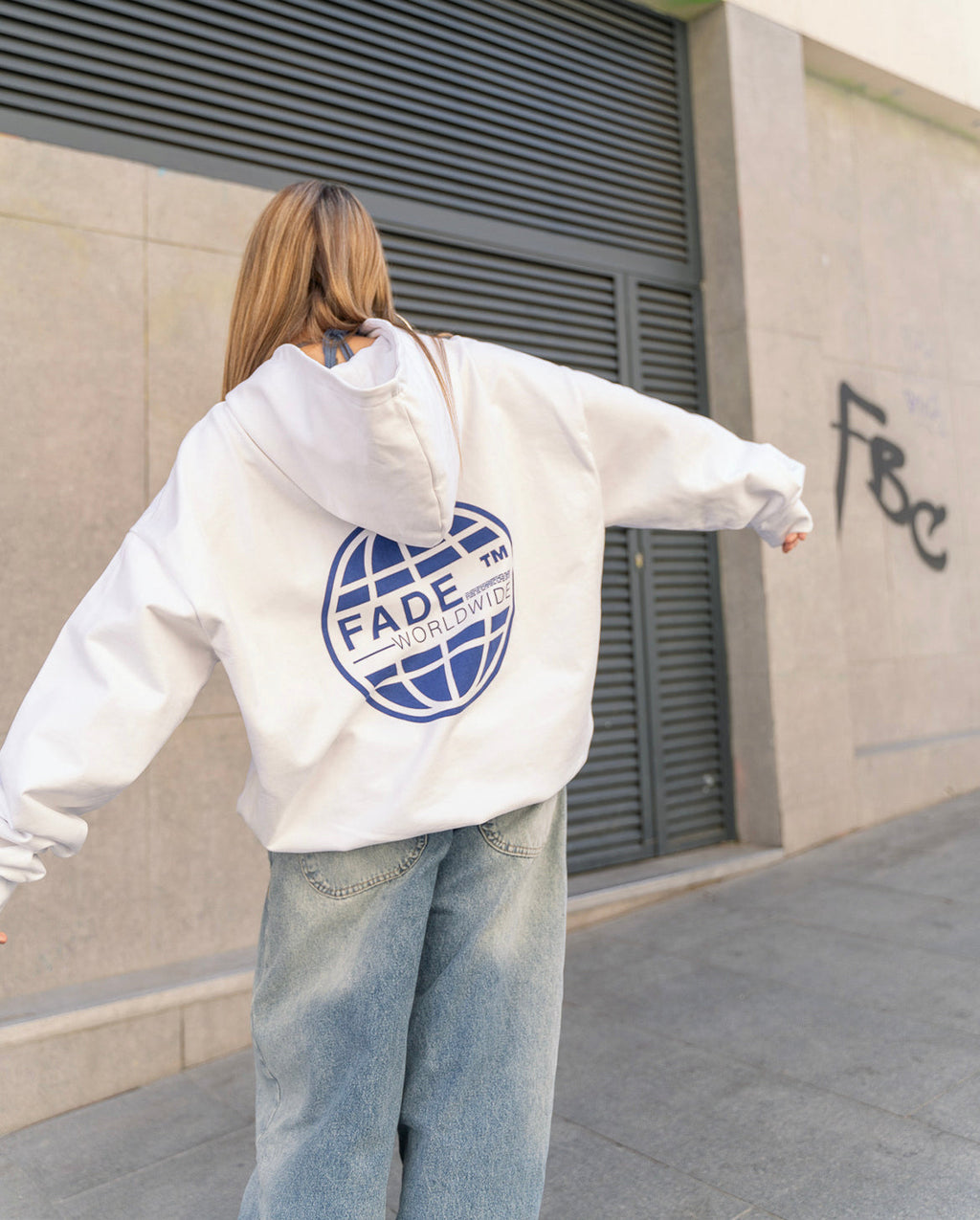 WHITE WORLDWIDE OVERSIZED SWEATSHIRT