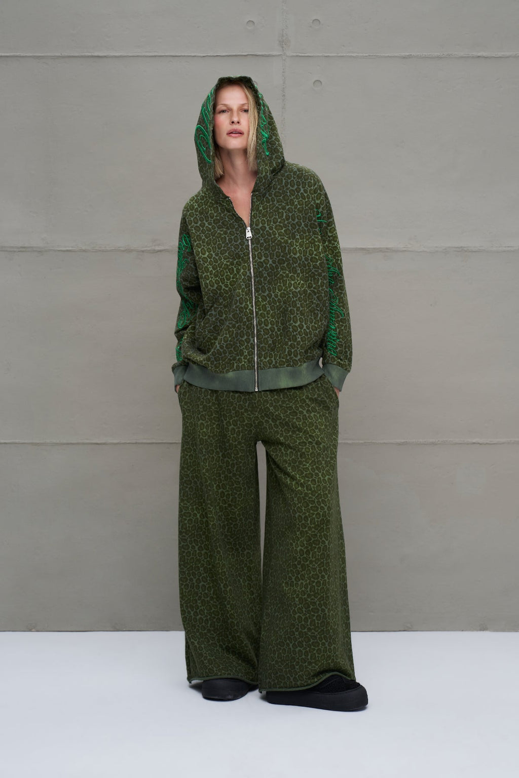 Pantalón Oversize Estampado Leopardo Verde