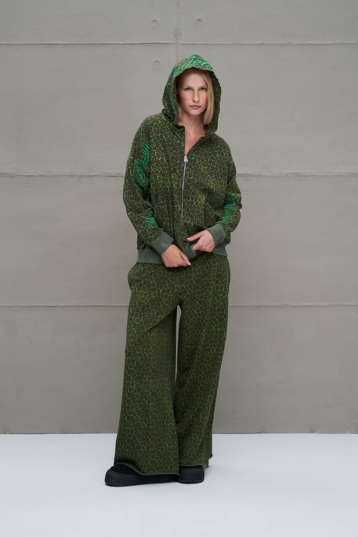 Pantalón Oversize Estampado Leopardo Verde
