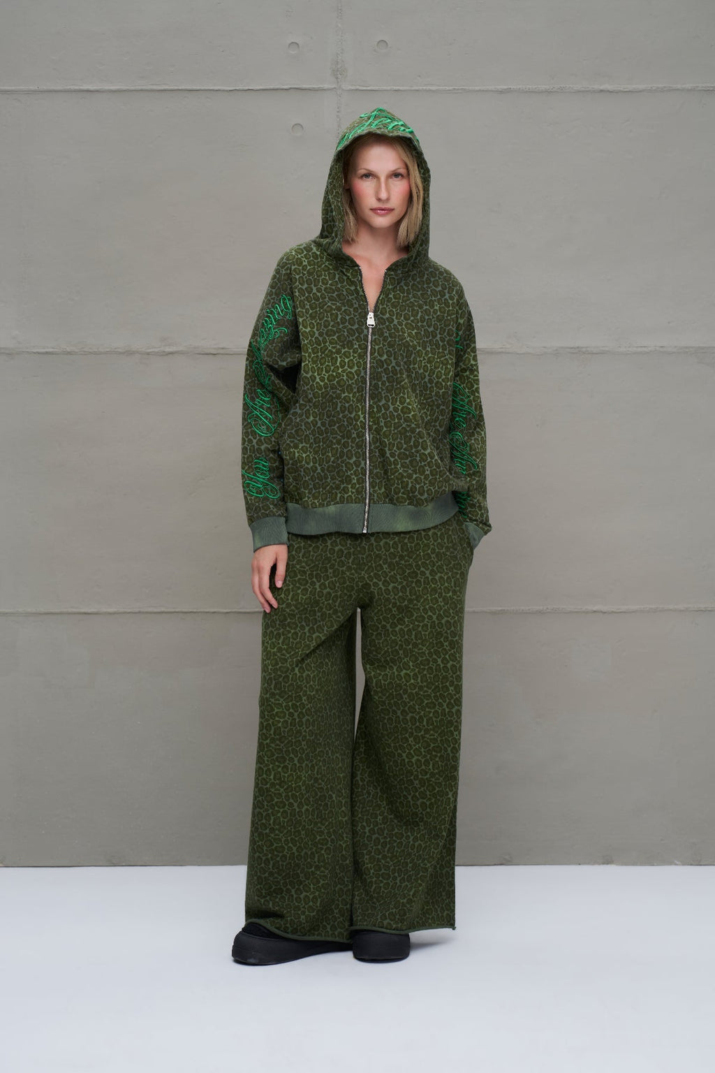 Pantalón Oversize Estampado Leopardo Verde