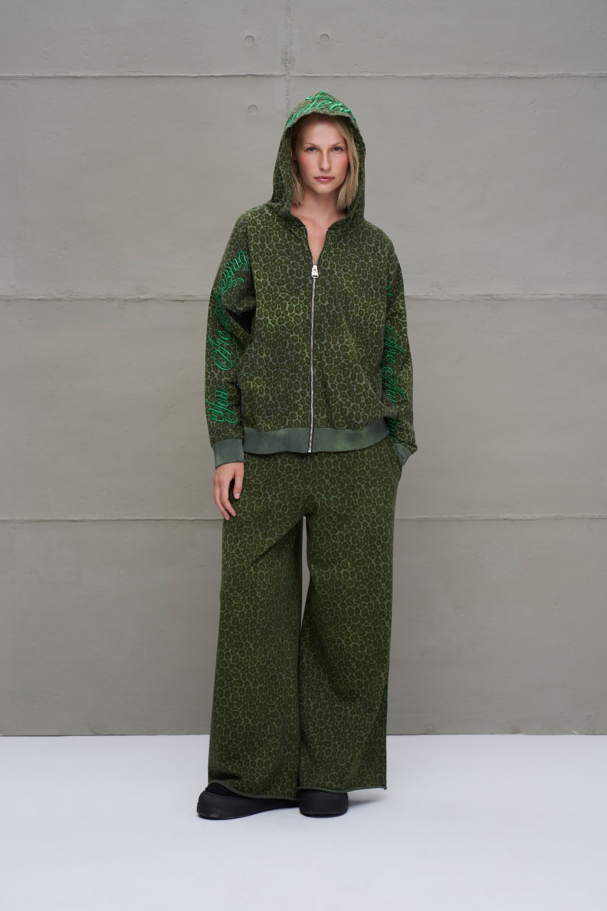 Pantalón Oversize Estampado Leopardo Verde