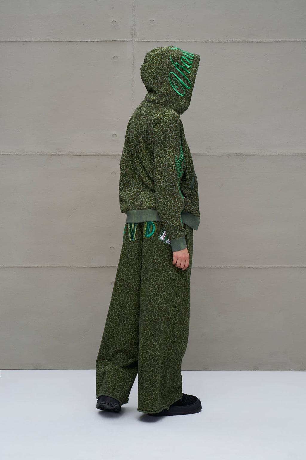 Pantalón Oversize Estampado Leopardo Verde