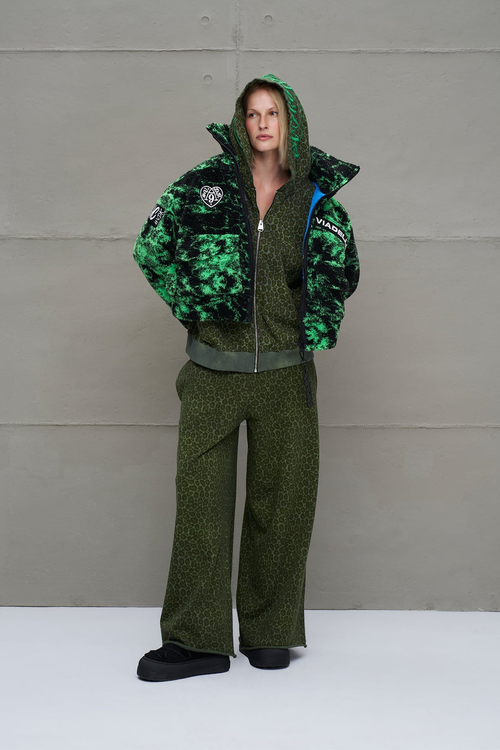 Chaqueta Corta Oversize de Pelo Sintético Negro y Verde Neón
