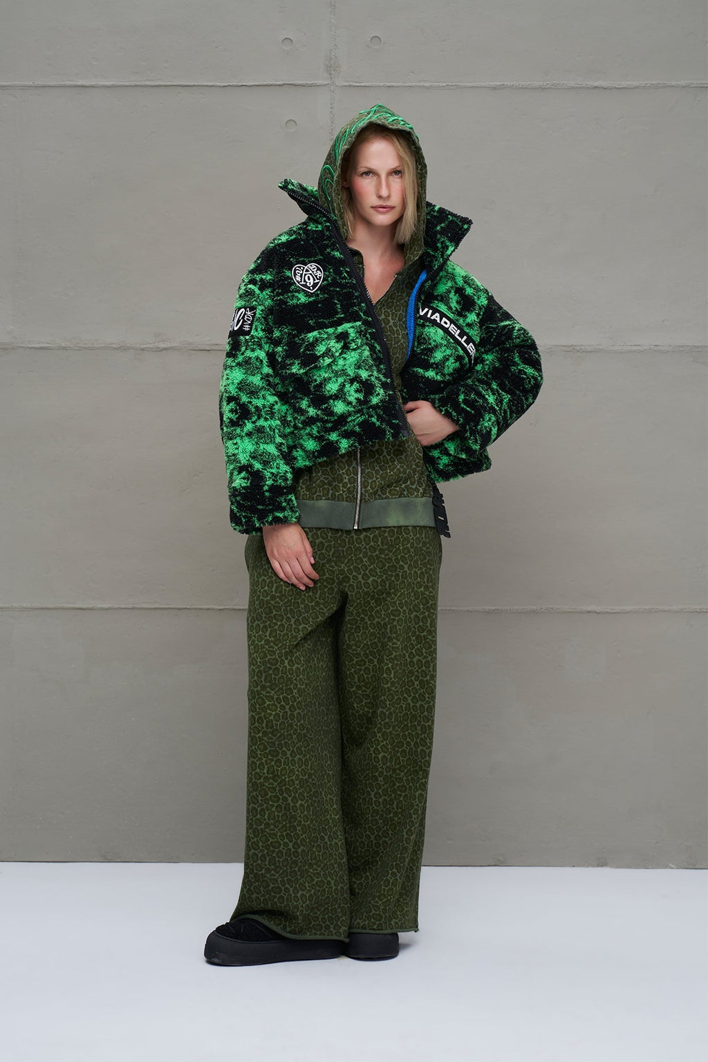 Chaqueta Corta Oversize de Pelo Sintético Negro y Verde Neón