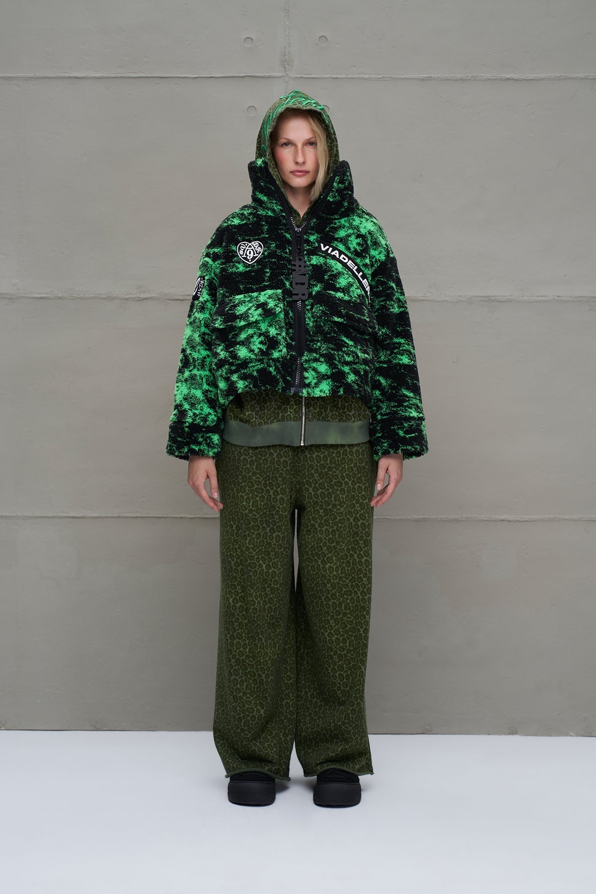 Chaqueta Corta Oversize de Pelo Sintético Negro y Verde Neón