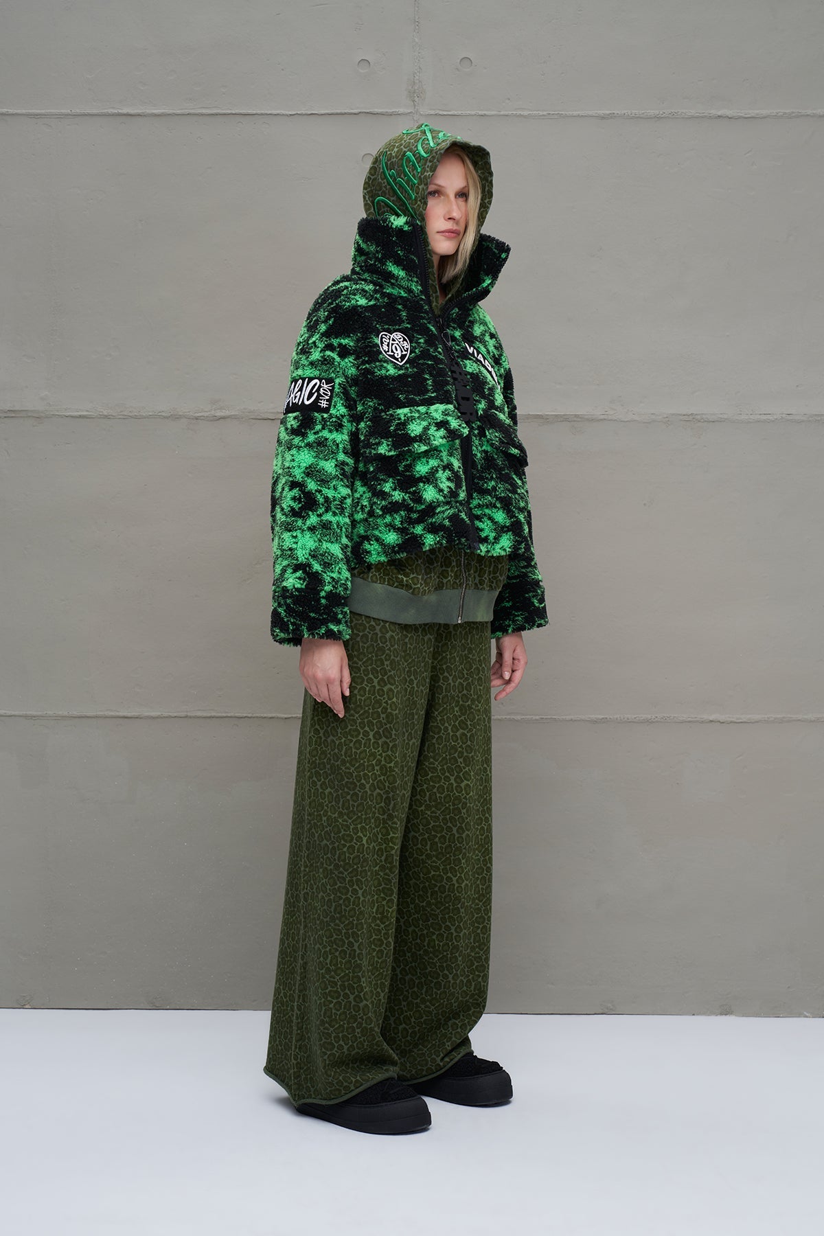 Chaqueta Corta Oversize de Pelo Sintético Negro y Verde Neón