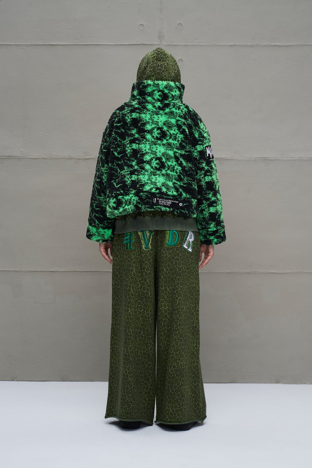 Chaqueta Corta Oversize de Pelo Sintético Negro y Verde Neón