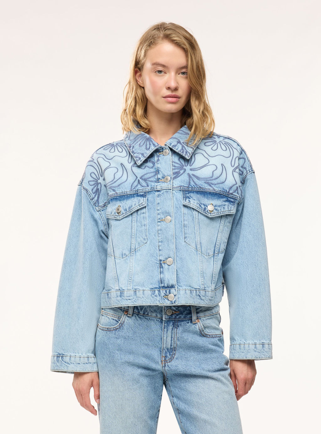 Chaqueta Vaquera con Bordado Floral Azul Medio