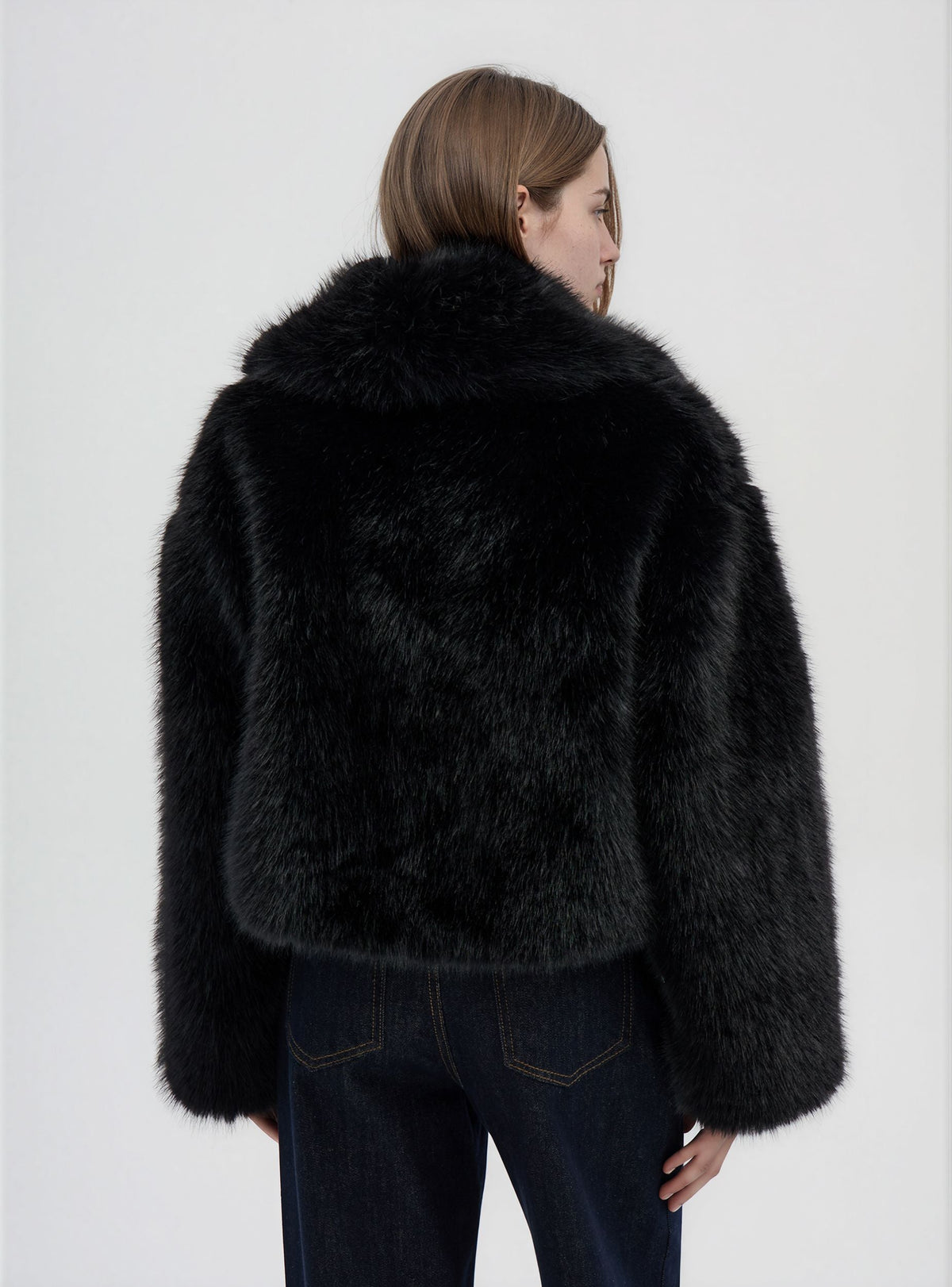 Chaqueta Corta con Cuello Efecto Pelo Largo Negro