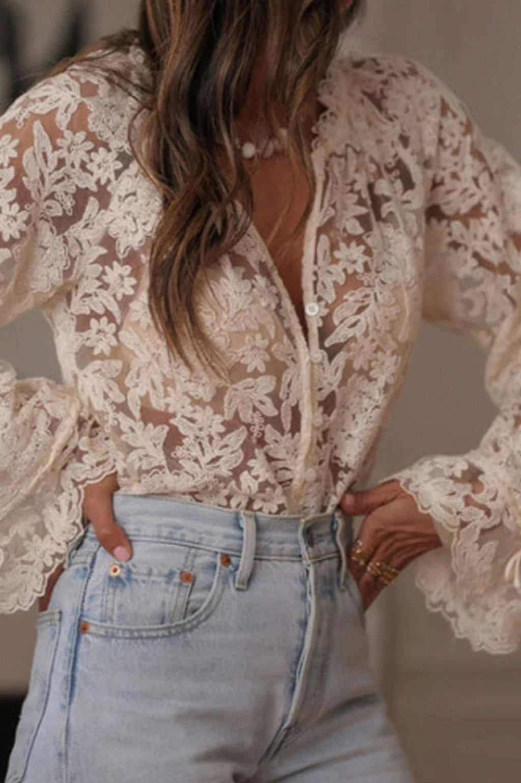 Blanca | Blusa de encaje floral con botones delanteros